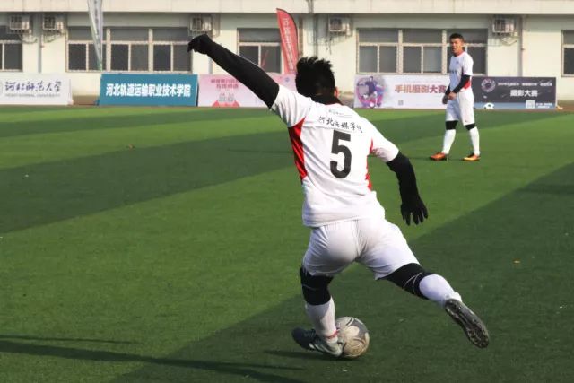 中国男篮不敌塞尔维亚 李凯尔6分4板赵睿13分