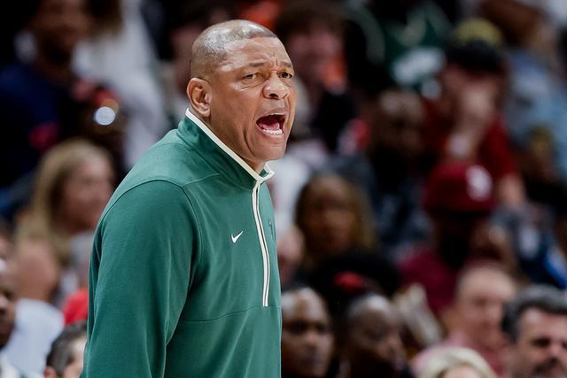 伊朗动荡局势下 伊朗女足比出和平手势